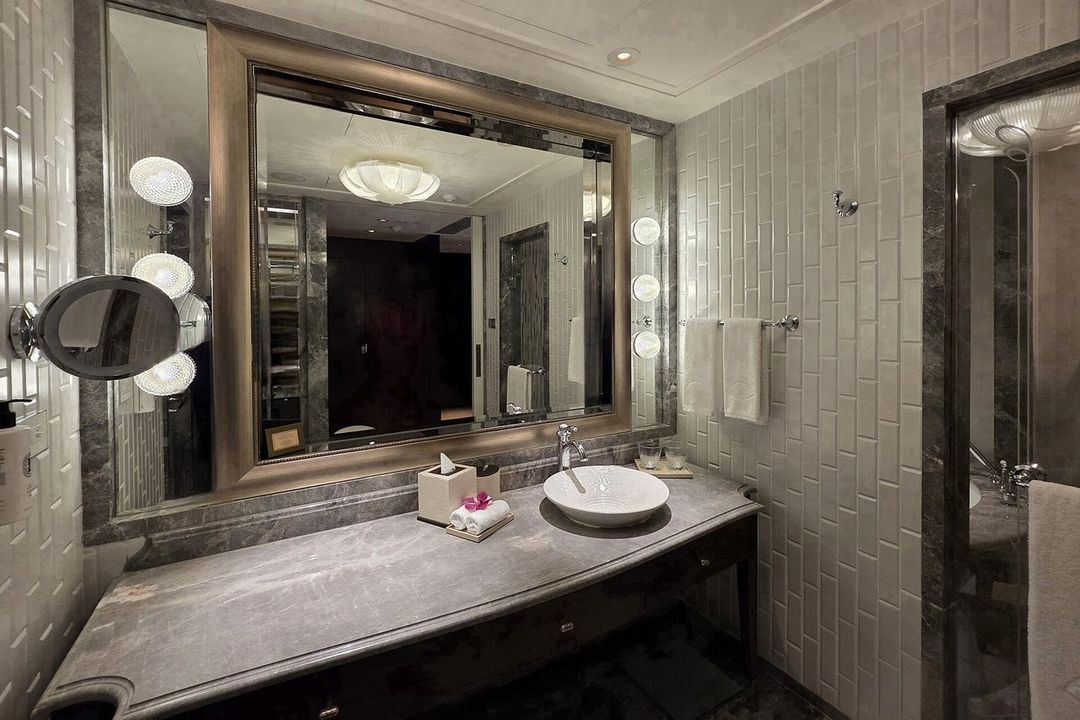 Bathroom, photo 4 of 6