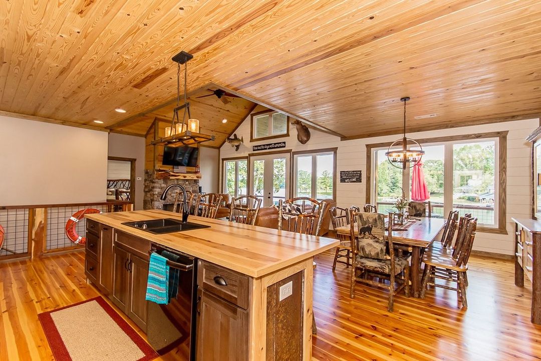 Dining area, photo 3 of 6