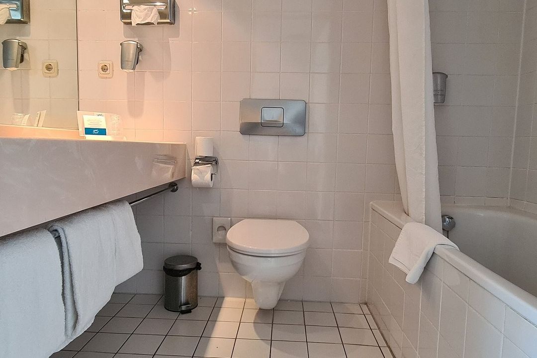 Bathroom, photo 4 of 6