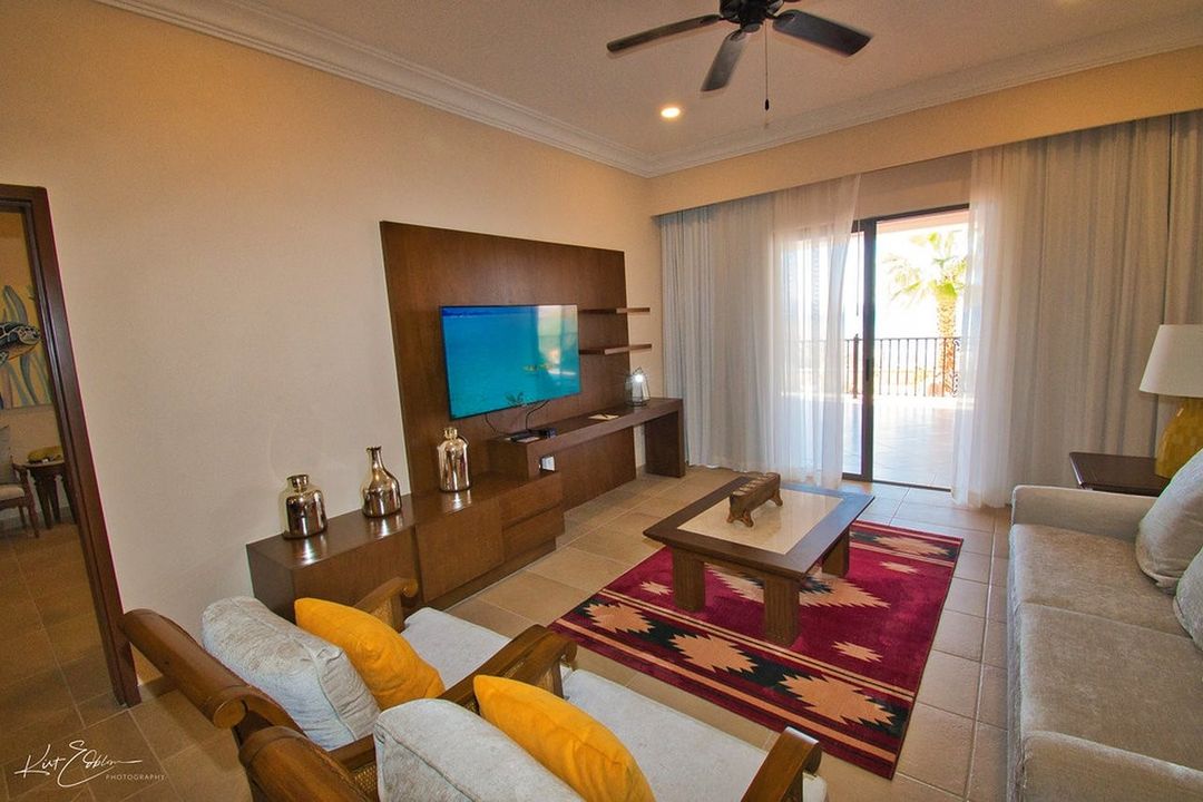 Living room, photo 2 of 6