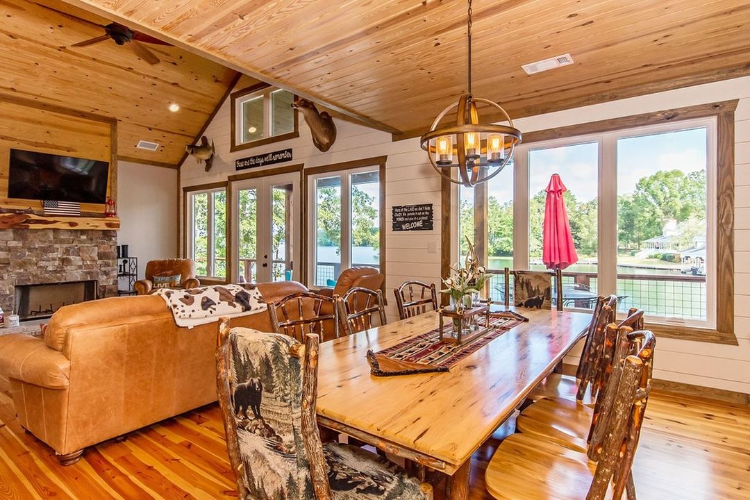 Dining area, photo 1 of 6