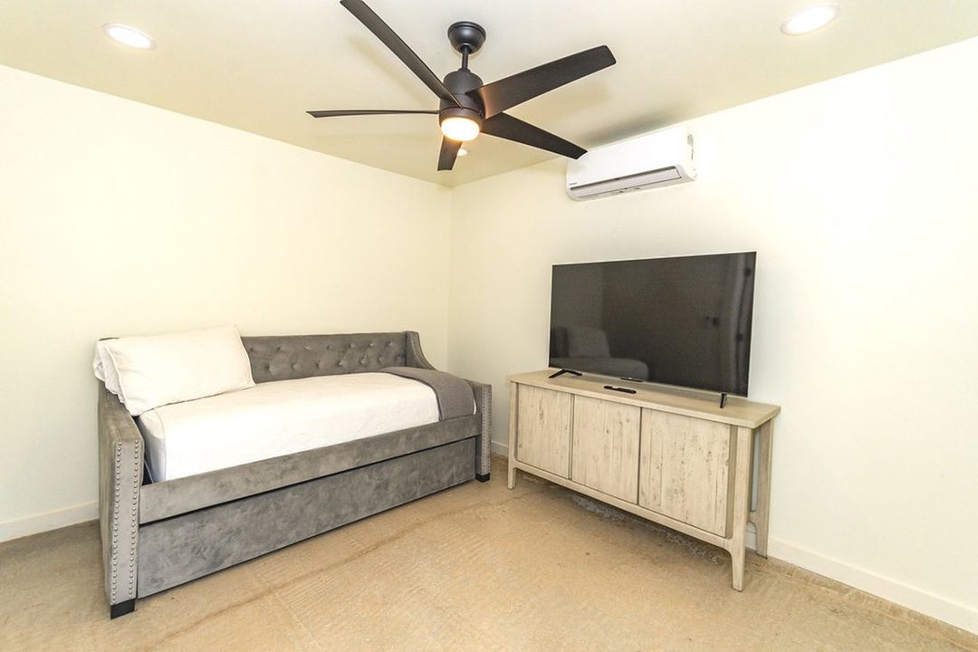 Bedroom, photo 3 of 6