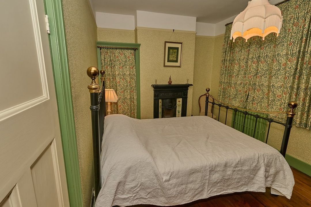 Bedroom, photo 3 of 6