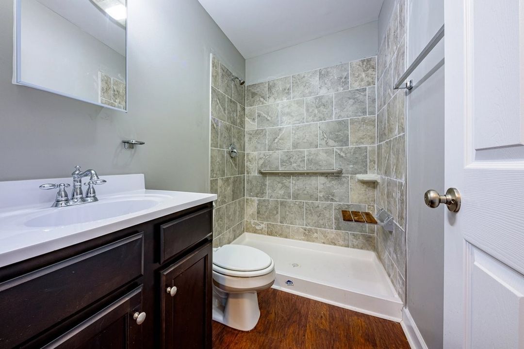 Bathroom, photo 4 of 6