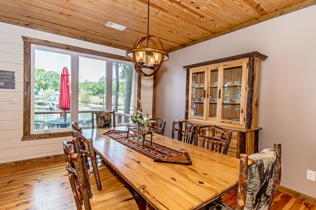 Dining area, photo 2 of 6
