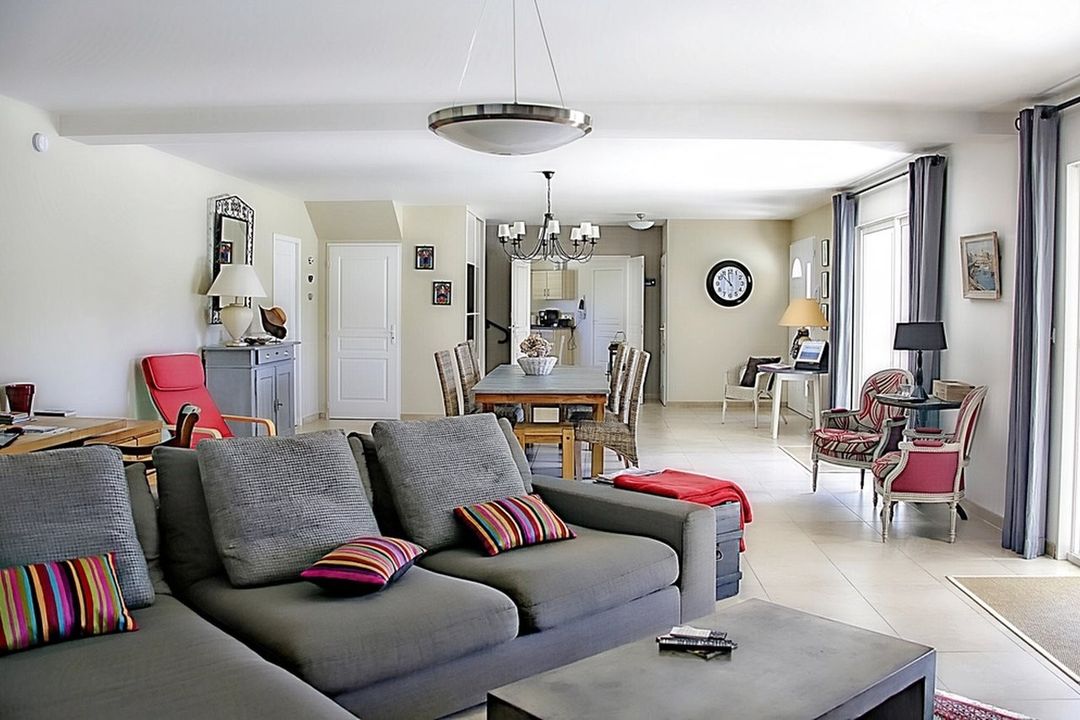 Living room, photo 1 of 6