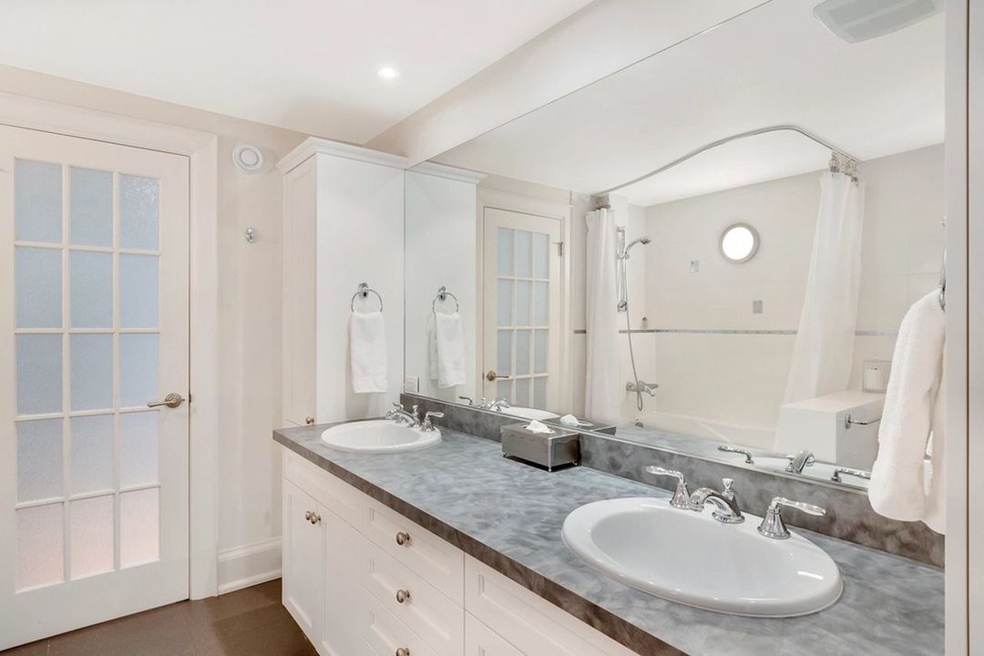 Bathroom, photo 4 of 6