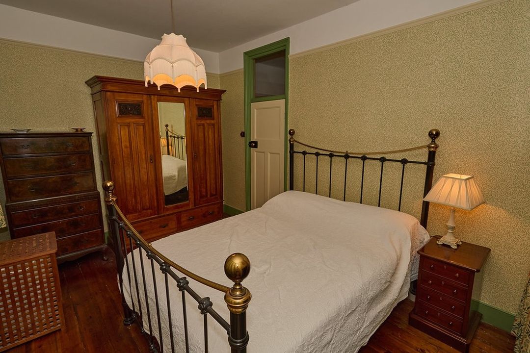 Bedroom, photo 4 of 6